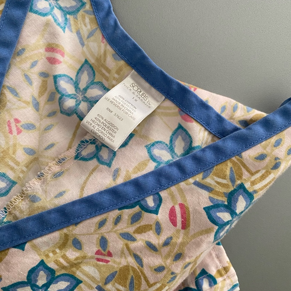 Scrub tops - Picture 2 of 3